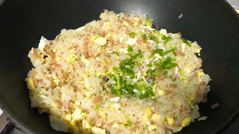 三油儿炒饭,加入香葱末,翻匀出锅。
