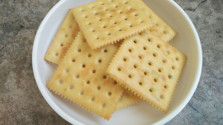 香葱味牛扎饼,准备好一份香葱苏打饼干