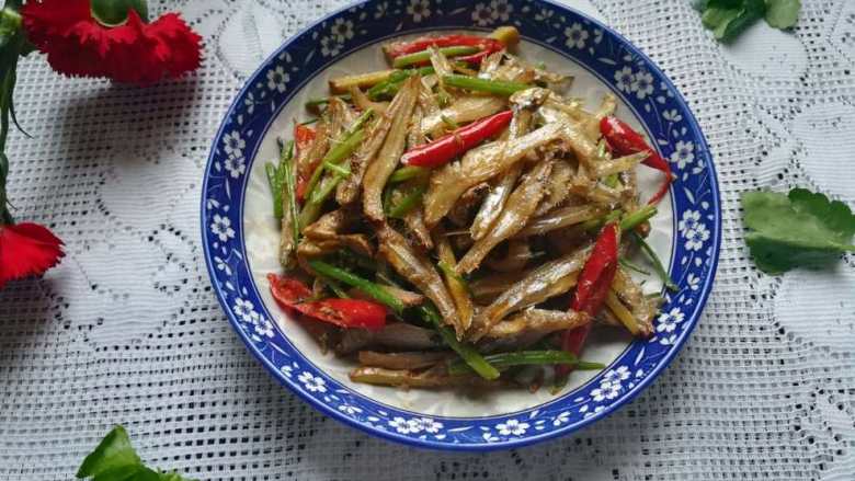 #下酒菜#炒白公鱼干,成品图。
鲜香无比,非常入味,特别有嚼劲的白公鱼干就炒好了。