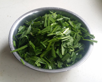 韭菜面片,<a style='color:red;display:inline-block;' href='/shicai/ 116'>韭菜</a>洗净,叶子切段