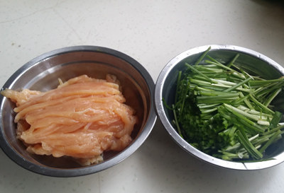 韭菜面片,<a style='color:red;display:inline-block;' href='/shicai/ 5885'>鸡脯肉</a>切丝,韭菜梗切段