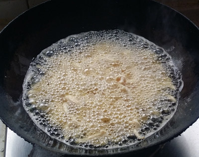 韭菜面片,鸡丝用盐、淀粉上浆,温油滑油
