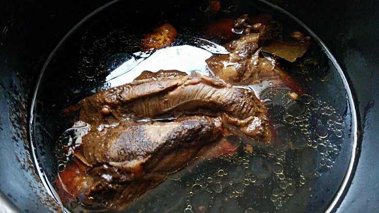 酱牛肉,完成后别立即取出,翻个面浸泡至少2小时