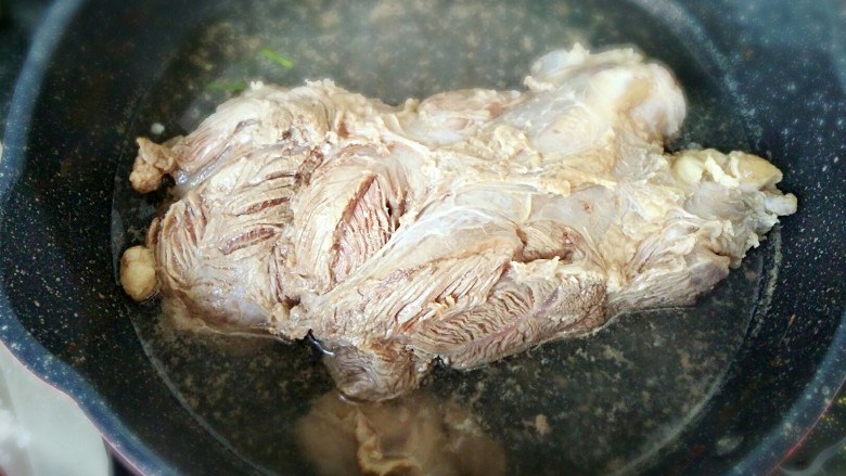 酱牛肉,焯水到出浮沫,肉变紧实