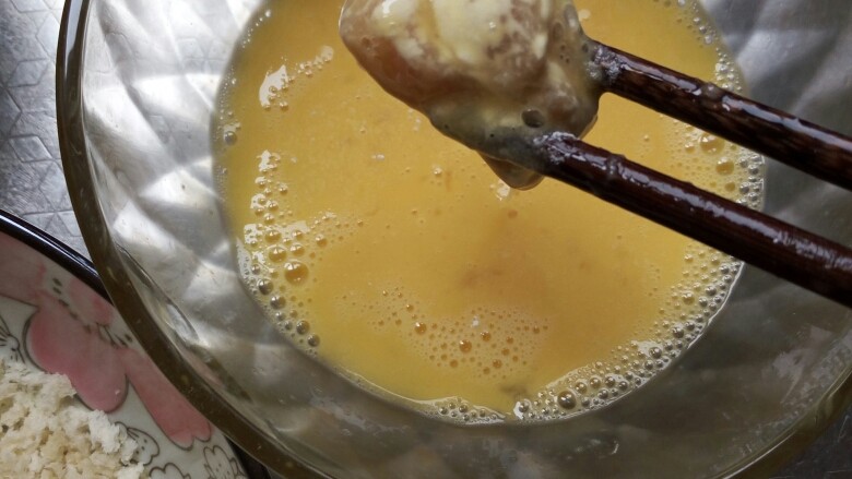 劲脆鸡米花
(低脂烤箱版),之后在鸡蛋液里蘸匀