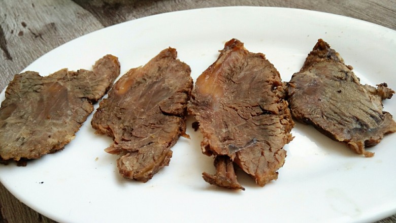 酱牛肉,切片食用,或凉拌豆可以了