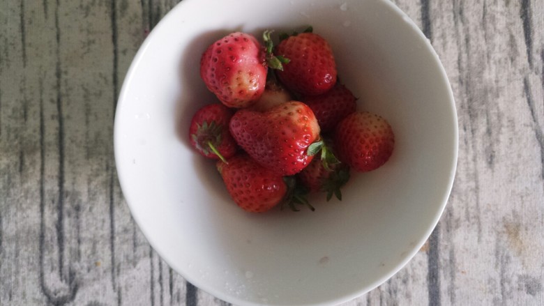 草莓🍓奶冻羹,先准备几颗<a style='color:red;display:inline-block;' href='/shicai/ 592'>草莓</a>,洗干净