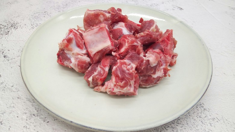 胡萝卜排骨青菜汤,<a style='color:red;display:inline-block;' href='/shicai/ 434'>排骨</a>一根,切寸断
