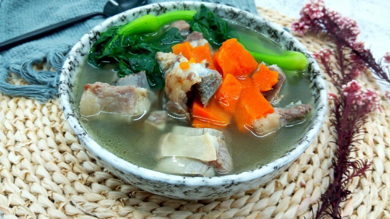 胡萝卜排骨青菜汤,成品图。