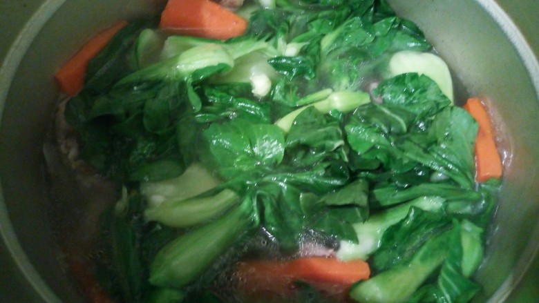胡萝卜排骨青菜汤,排骨熟后,打开,加青菜煮熟,加点<a style='color:red;display:inline-block;' href='/shicai/ 813'>鸡粉</a>,提鲜,
