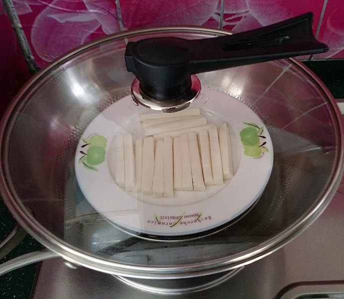蓝莓山药,蒸锅上汽后蒸至10~20分钟左右,蒸至用筷子戳至熟烂即可