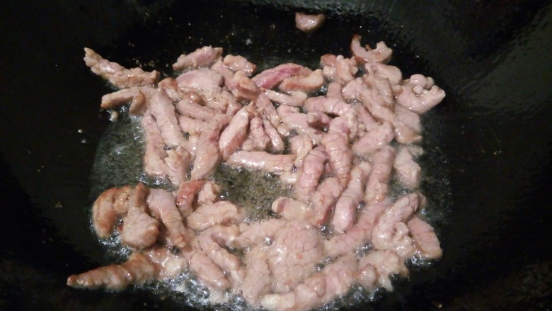 牛肉炒蒜薹,锅热倒油,放蒜泥炒香,加牛肉丝翻炒