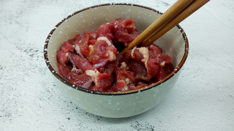 牛肉炒蒜薹,筷子搅拌均匀,腌制10分钟