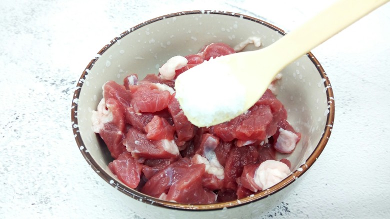 牛肉炒蒜薹,牛肉切丝,加盐一勺