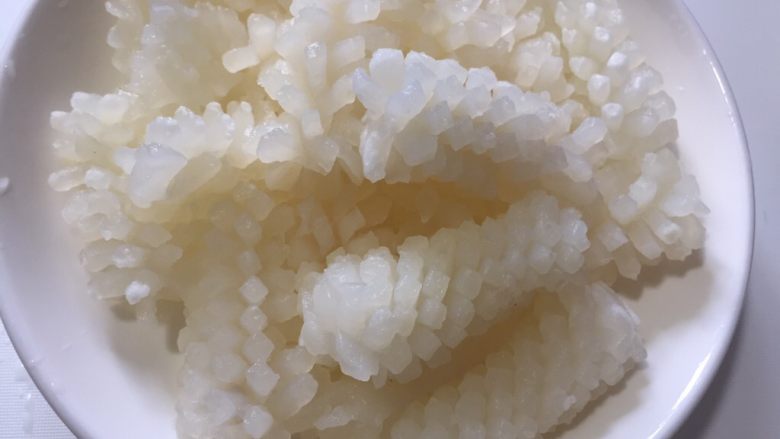 芹菜炒目鱼花,目花鱼解冻清洗干净,放少许盐腌制15分钟