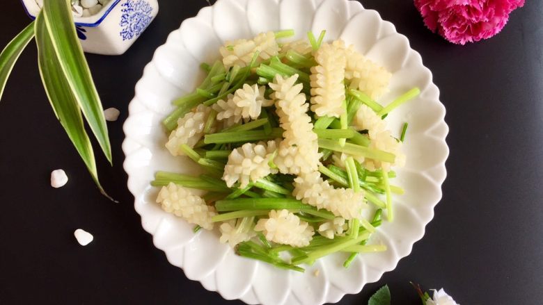 芹菜炒目鱼花,端上桌,享用吧……