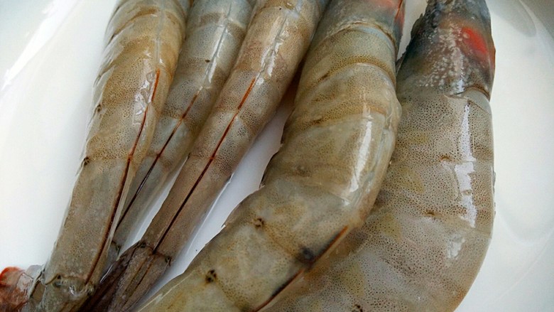 油焖香辣虾,都把虾线去除了，再冲洗一下控水备用