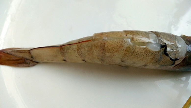 油焖香辣虾,从背部开始剪开，用牙签挑出虾线'