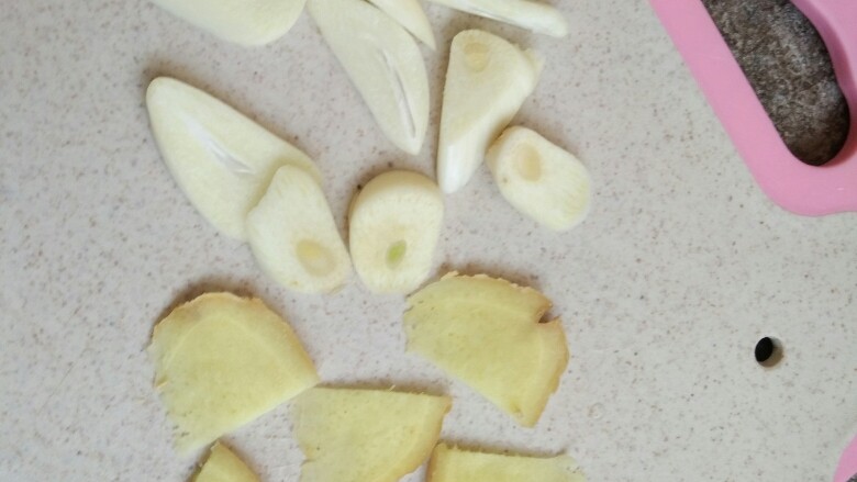 油焖香辣虾,<a style='color:red;display:inline-block;' href='/shicai/ 37'>姜</a>蒜切片备用