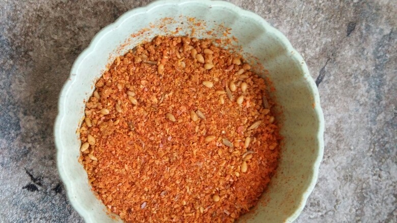 油焖香辣虾,准备一份<a style='color:red;display:inline-block;' href='/shicai/ 761'>辣椒粉</a>或<a style='color:red;display:inline-block;' href='/shicai/ 761'>辣椒粉</a>调料