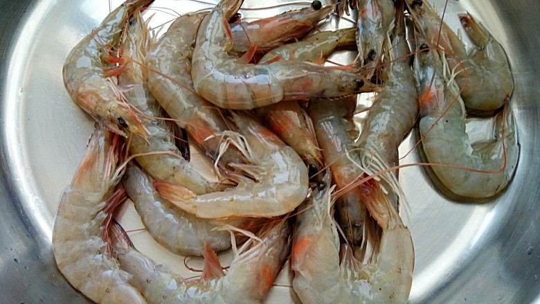 油焖香辣虾,准备好一份<a style='color:red;display:inline-block;' href='/shicai/ 296'>大虾</a>