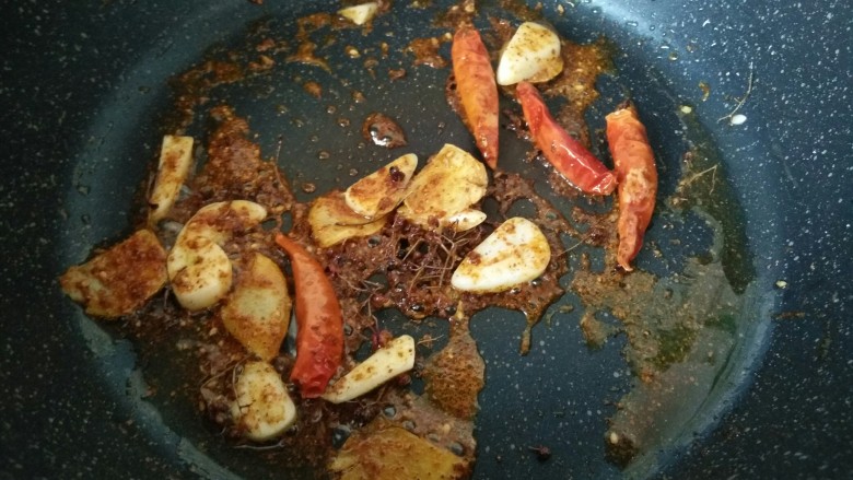 油焖香辣虾,炒出红油来了，香辣味也出来了