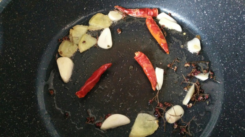 油焖香辣虾,锅里放油加：花椒<a style='color:red;display:inline-block;' href='/shicai/ 86474'>干辣椒</a>，姜蒜片炒出香味