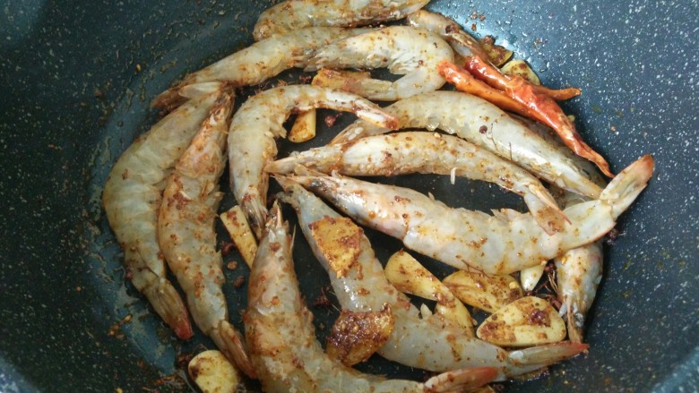 油焖香辣虾,中火翻炒