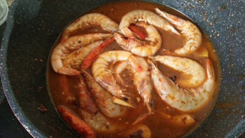 油焖香辣虾,炒到虾变红出香味，倒入开水