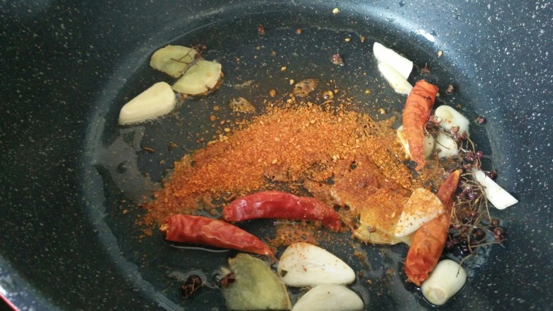 油焖香辣虾,再加入辣椒粉炒