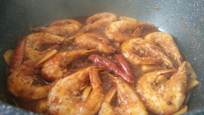 油焖香辣虾,中火收汁，加少许少许盐调味，好诱人吧，来吃