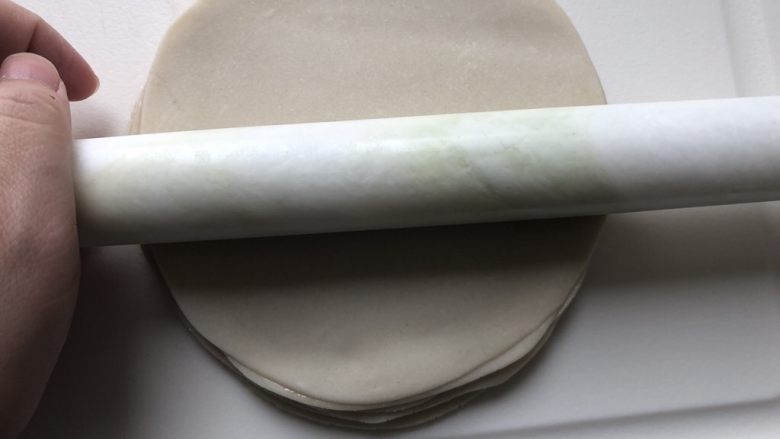 烫面春饼,按扁,用擀面杖正面擀几下