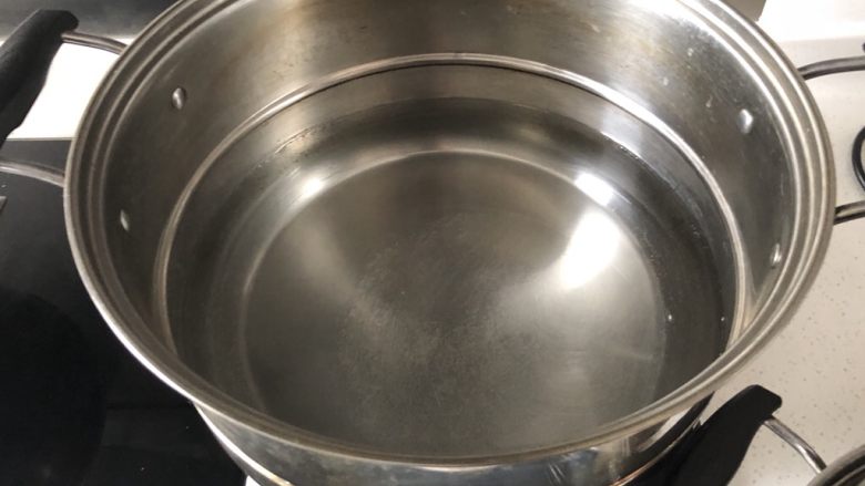 烫面春饼,锅内加冷水,放入饼