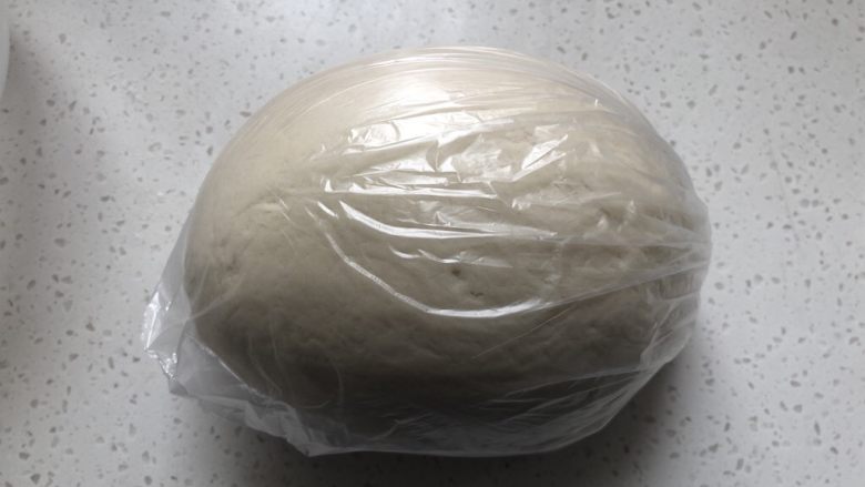 烫面春饼,揉成光滑面团,盖保鲜膜,醒半小时左右