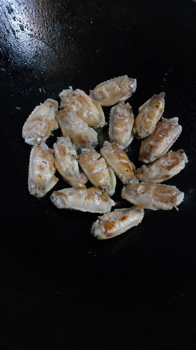 鸡中翅,煎到鸡翅上有点黄,翻过来再煎另外一面。