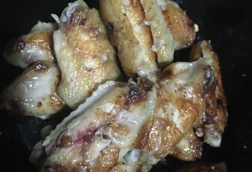 鸡中翅,两面都变成金黄色了,将它放到煲仔里面,待用