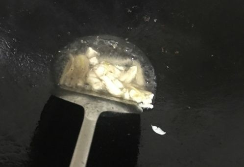 鸡中翅,放多点油,小火爆炒蒜、姜(如果吃辣的,这一步还可以放点辣椒或者花椒)