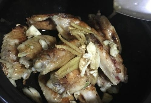 鸡中翅,爆出香味,把一部分油放到鸡翅上面