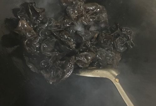 鸡中翅,剩下的油大火翻炒木耳,直至木耳有响声