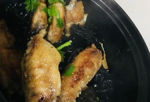 鸡中翅,打开翻下,看看还有没有水,干了水就调小火,放点酱油,葱花下去,最后放<a style='color:red;display:inline-block;' href='/shicai/ 678'>白芝麻</a>。(ps:喜欢芹菜和香菜还可以放点芹菜、香菜)