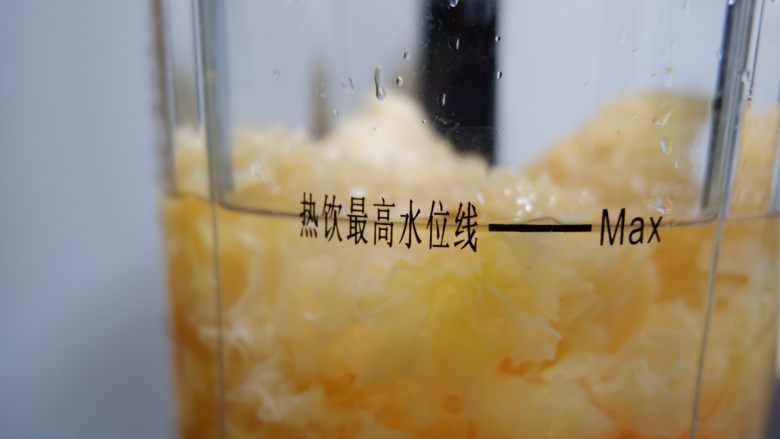 宝宝辅食—胡萝卜银耳露,加至最高水位线即可,大概1000毫升水。