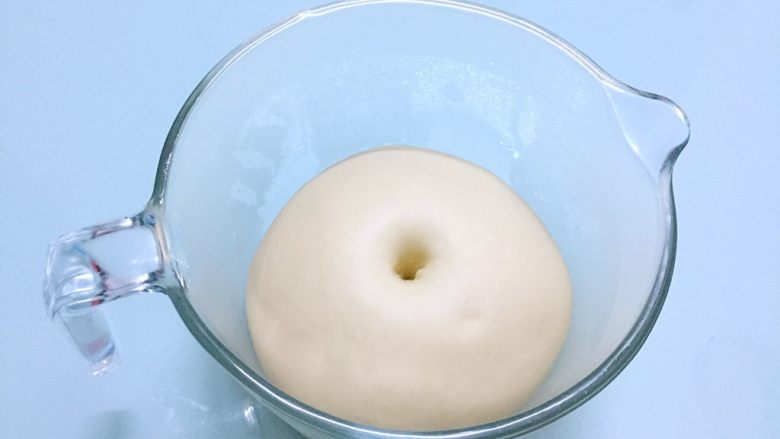 蜜豆吐司,手指沾水或面粉戳一小洞,不反弹不回缩即发酵成功