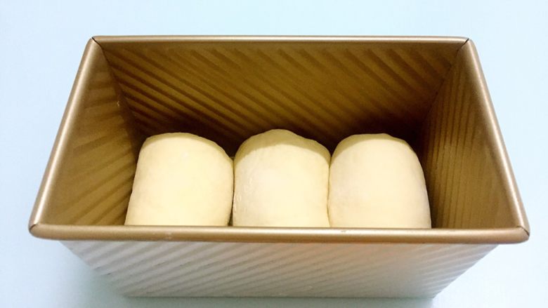 蜜豆吐司,放进模具中,盖上保鲜膜放温暖处发酵