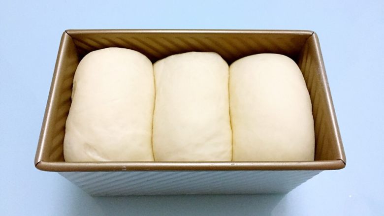蜜豆吐司,发酵到九分满时,盖上盖子,烤箱上下火180度预热