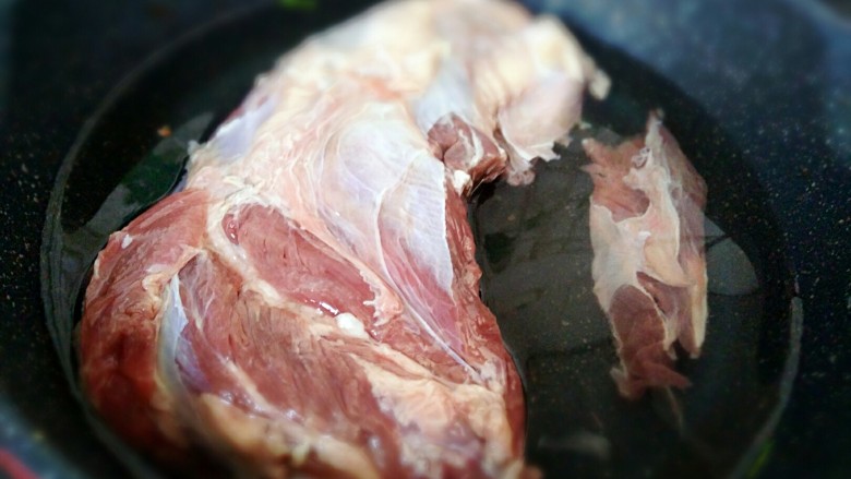 凉拌牛肉~香辣,将牛腱子肉洗干净,凉水放入锅中