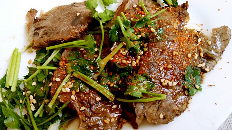凉拌牛肉~香辣,切点<a style='color:red;display:inline-block;' href='/shicai/ 131'>香菜</a>,取一勺辣椒油加一勺生抽拌匀即可,超级美味的