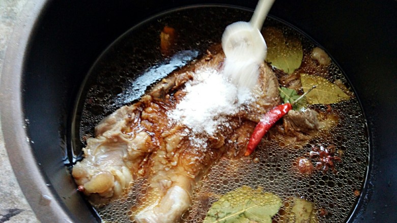 凉拌牛肉~香辣,加两小勺盐,外加一个<a style='color:red;display:inline-block;' href='/shicai/ 86474'>干辣椒</a>