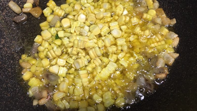 黄瓜火腿肠蛋炒饭,下玉米粒,改大火因为玉米是生的,相比其他食材稍微难熟一点,翻炒片刻