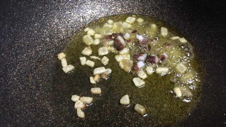 黄瓜火腿肠蛋炒饭,待肥肉丁变成透明状,外层稍微焦一点,放瘦肉丁,炒香