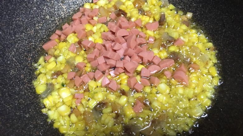 黄瓜火腿肠蛋炒饭,下火腿肠,炒香